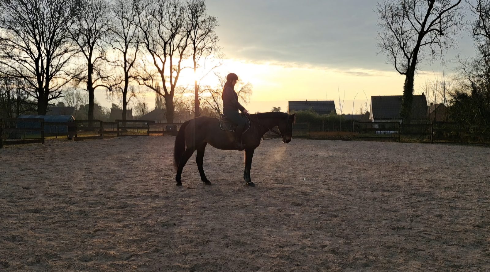 Travail monté au calme dans une carrière au coucher du soleil