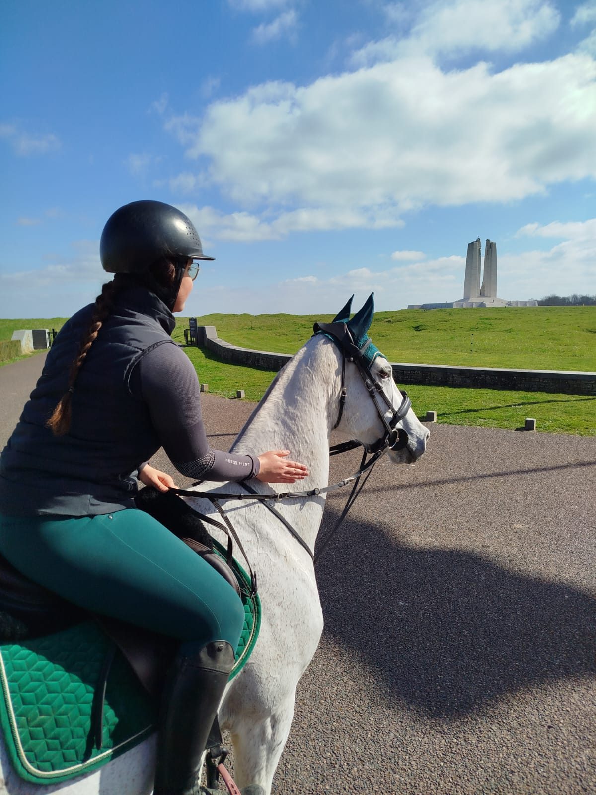 Moment de complicité et de confiance avec le cheval